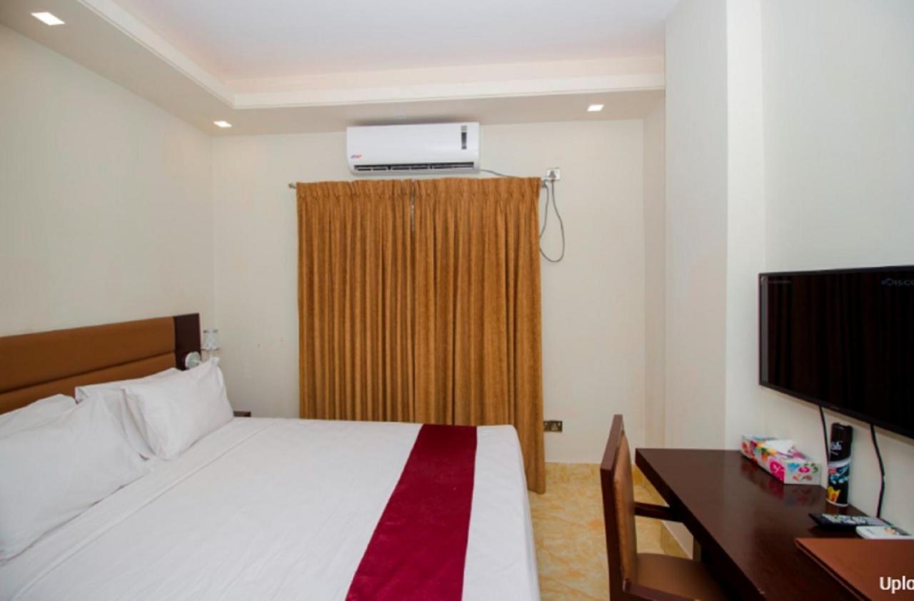 Hotel Gulshan Lake View Дакка Экстерьер фото