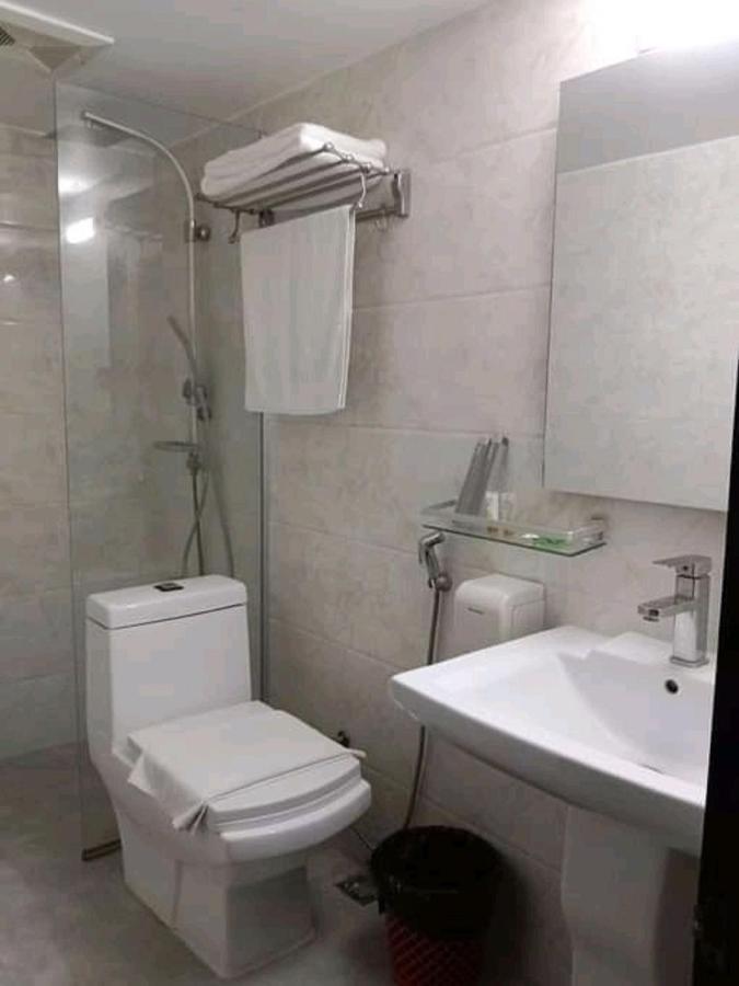 Hotel Gulshan Lake View Дакка Экстерьер фото