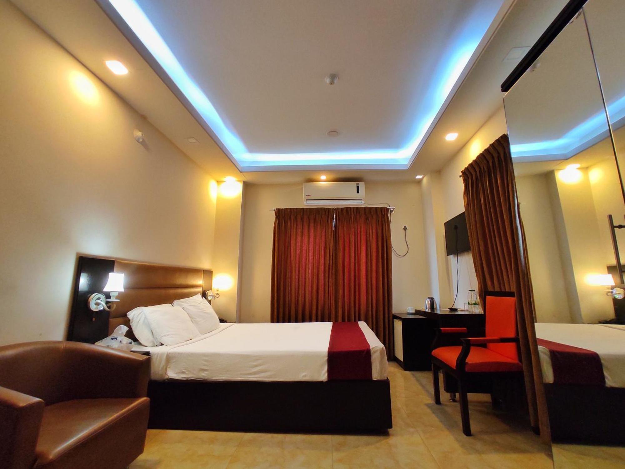 Hotel Gulshan Lake View Дакка Экстерьер фото